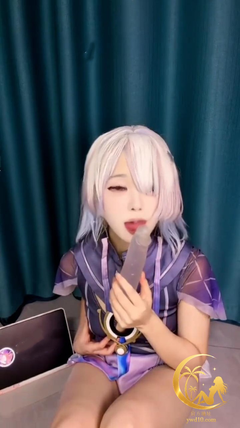 极品福利姬小鸢宝宝 穿鸣潮莫宁cos服自慰 舌钉挑逗假鸡巴双道具一块玩弄小穴