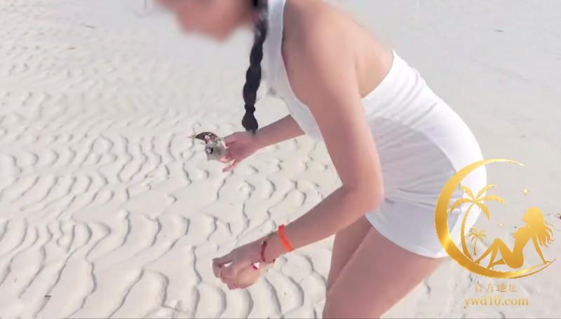 OnlyFans极品尤物下面有根棒棒糖 背着老公出轨 一边被操一边和老公通电话