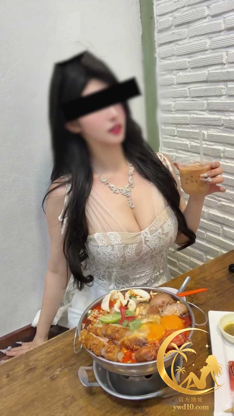 推特顶级白虎女神 九九橙 从餐厅到床上被后入到淫水直流