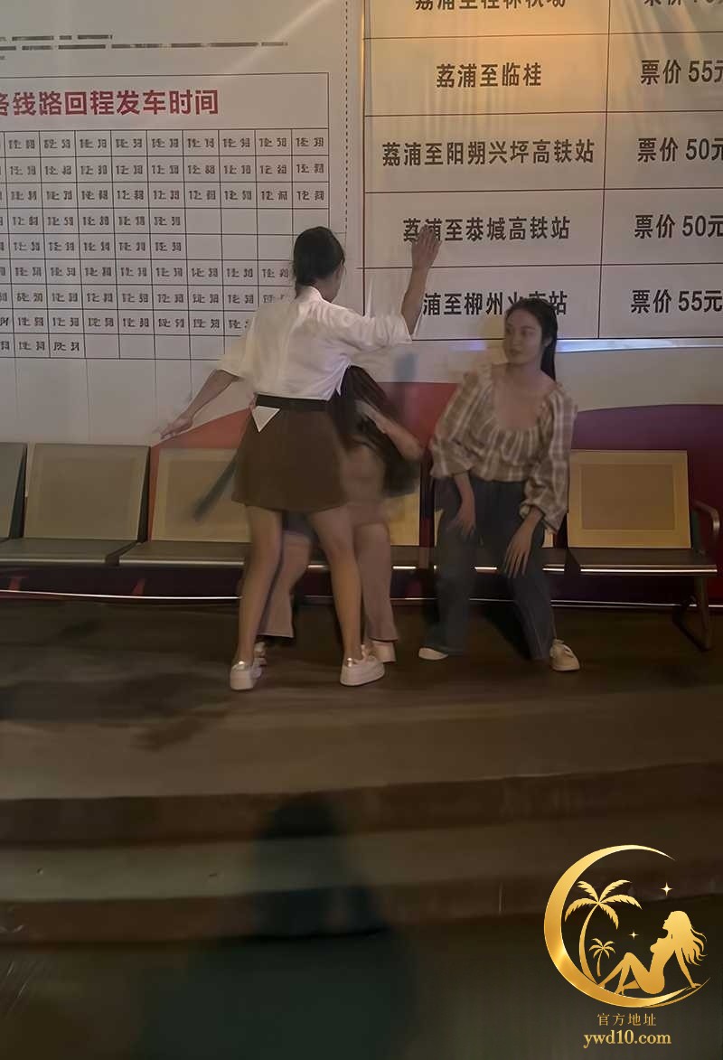 广西桂林荔浦候车厅上演激情抓奸 超猛原配暴打女小三 揍的晕头转向 狗血程度拉满